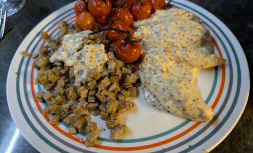 Filets de poulet à la moutarde, crozets et tomates à la provençale