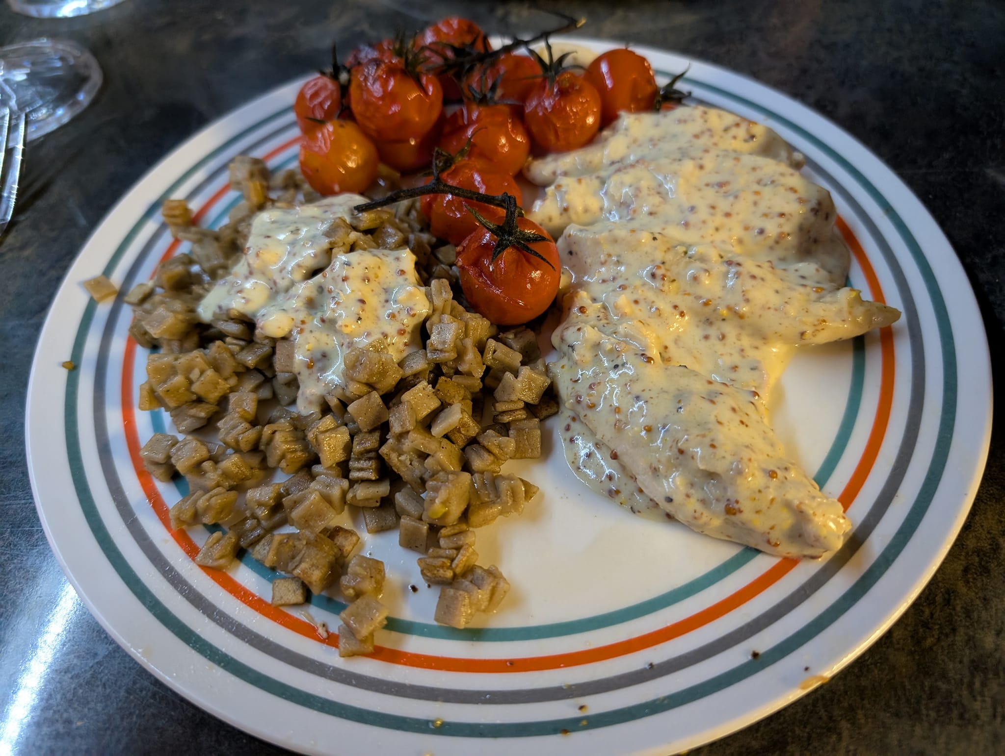 Filets de poulet à la moutarde, crozets et tomates à la provençale